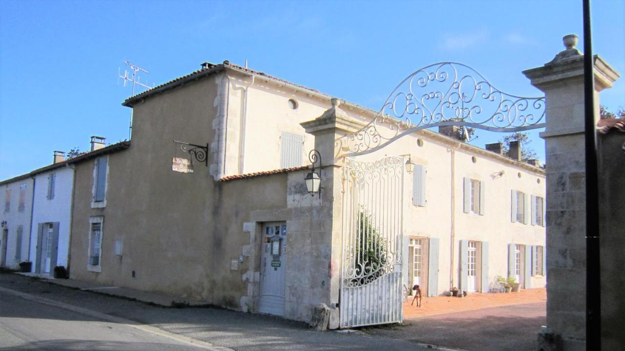 Le Clos de la Garenne Maison d'hôtes Puyravault  Extérieur photo